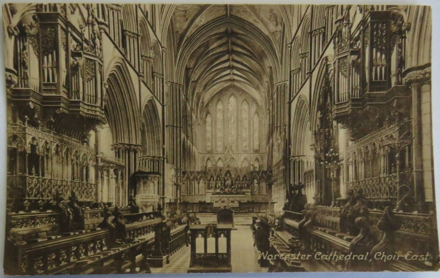 Old Postcard of Worcester Cathedral Choir East 1920 - Ref : 1037