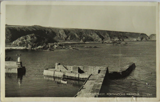 Old Postcard of Looking West, Portknockie Harbour - Ref : 1019