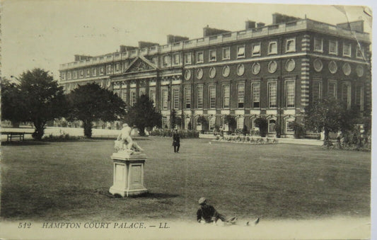 Old Postcard of Hampton Court Palace - Ref : 1032