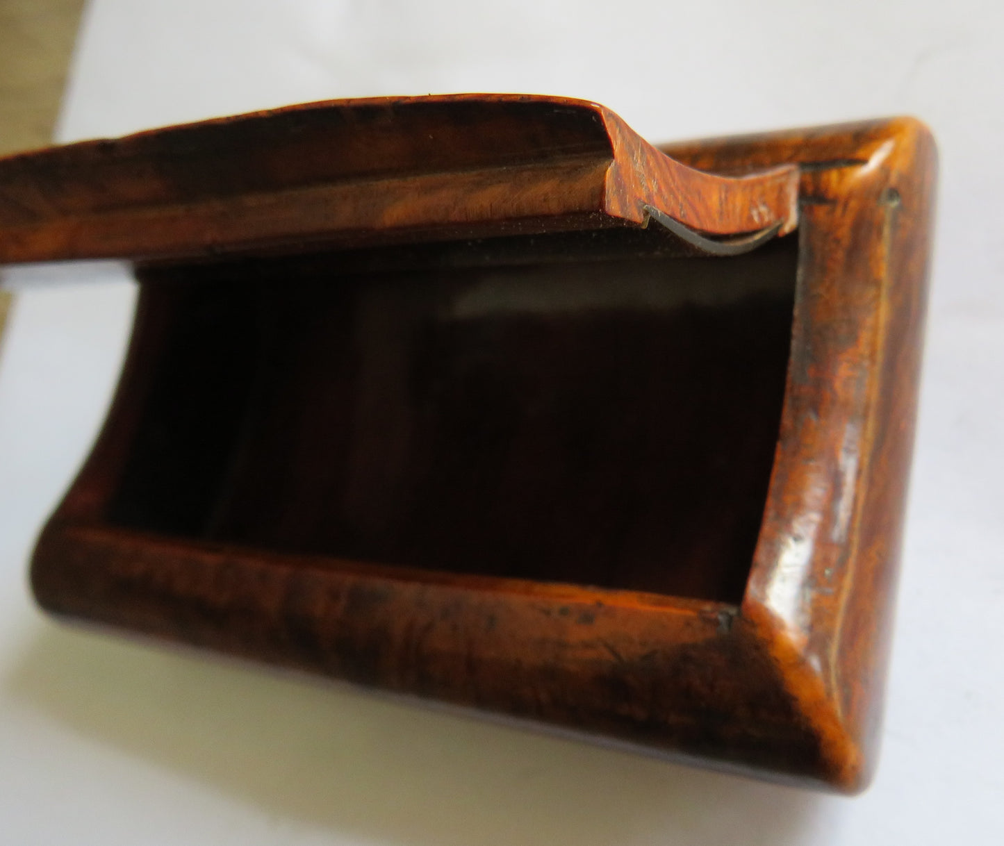 Good Quality Antique Walnut Snuff Box