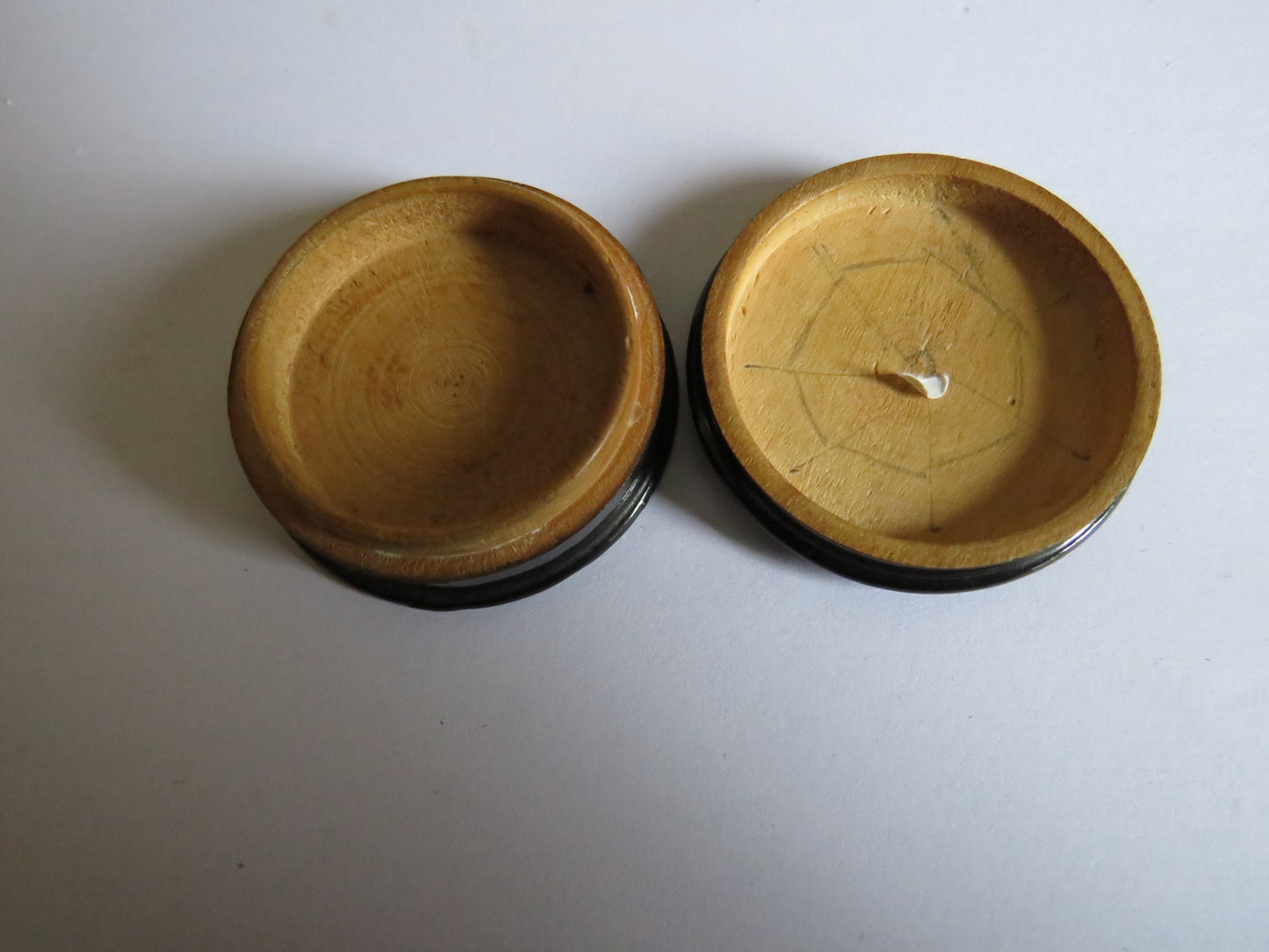 Antique Mauchline Black Lacquer Ware Small Pill Box With Floral Design