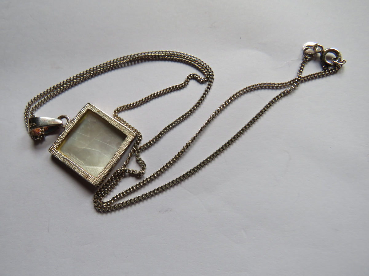 Stylish Sterling Silver Necklace & Mother of Pearl Pendant