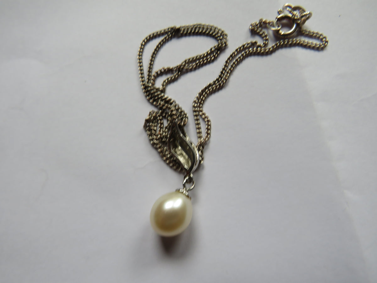 Stylish Ladies Sterling Silver & Peal & Necklace