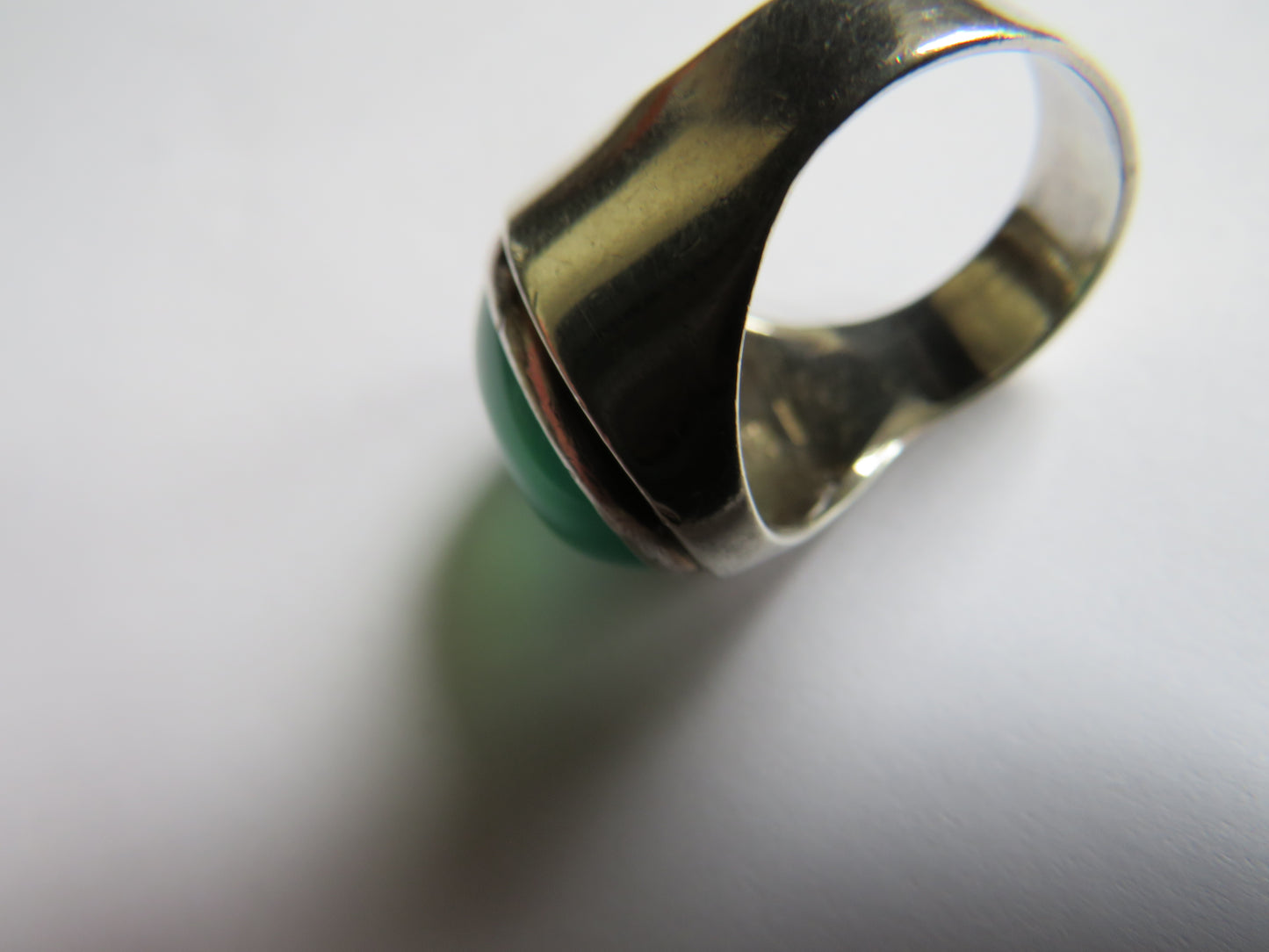 A Good Quality Sterling Silver & Green Stone Chunky Ring UK Size - O