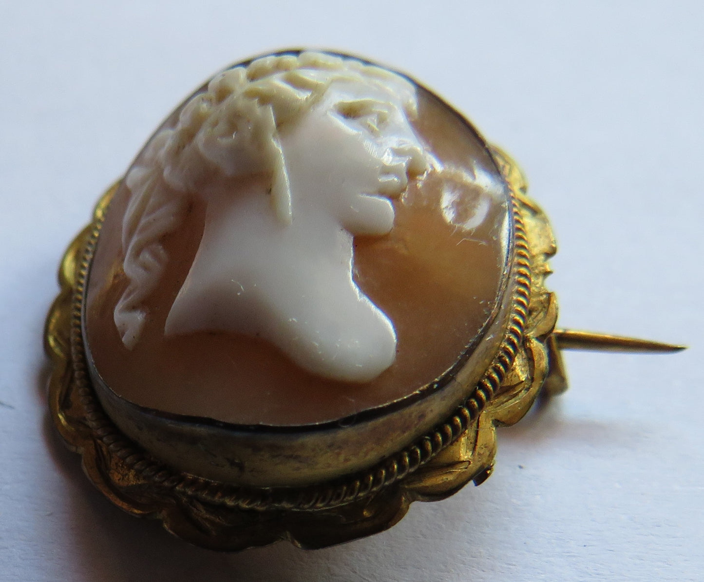 Antique Yellow Metal Ladies Cameo Brooch