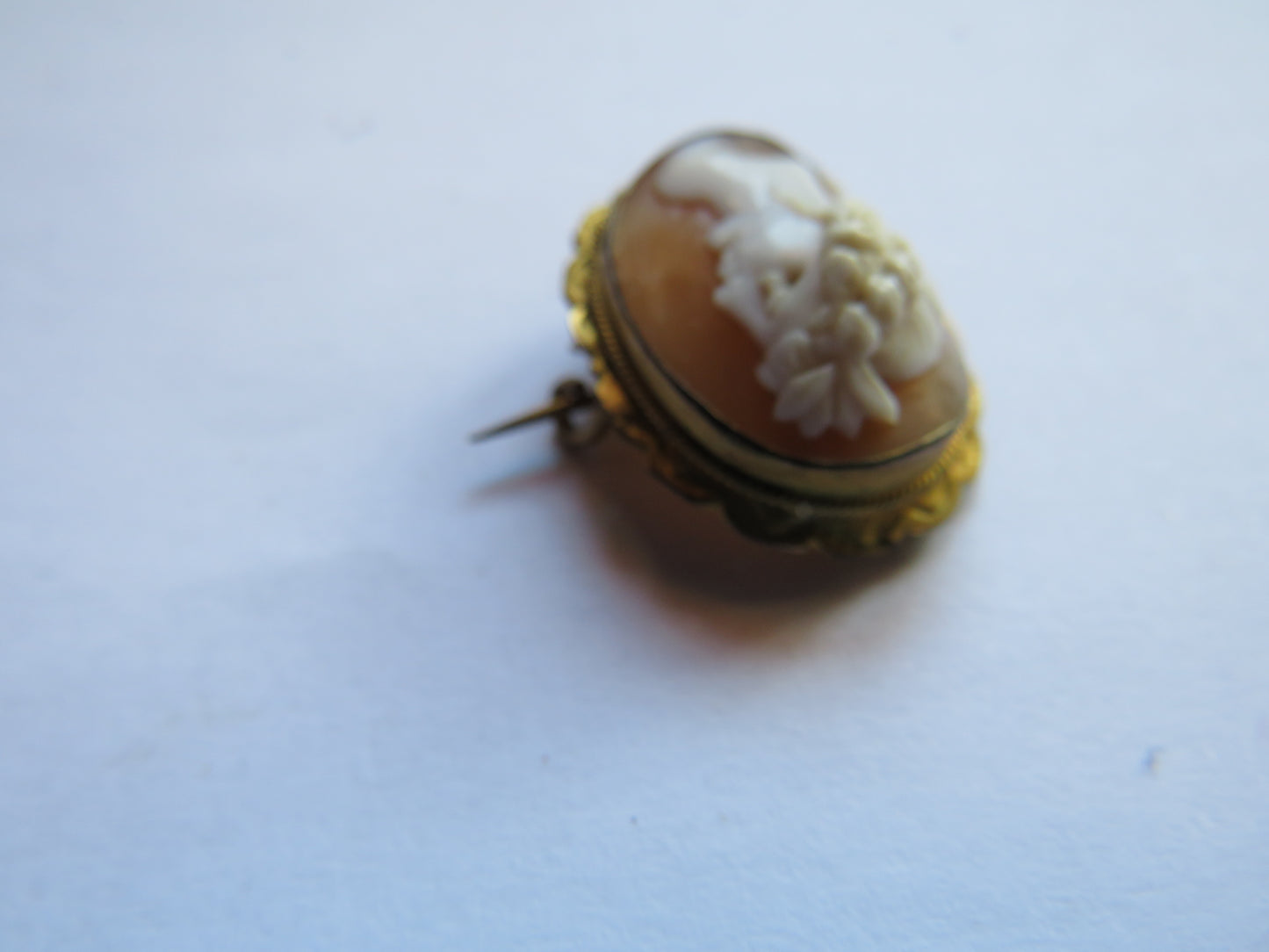 Antique Yellow Metal Ladies Cameo Brooch