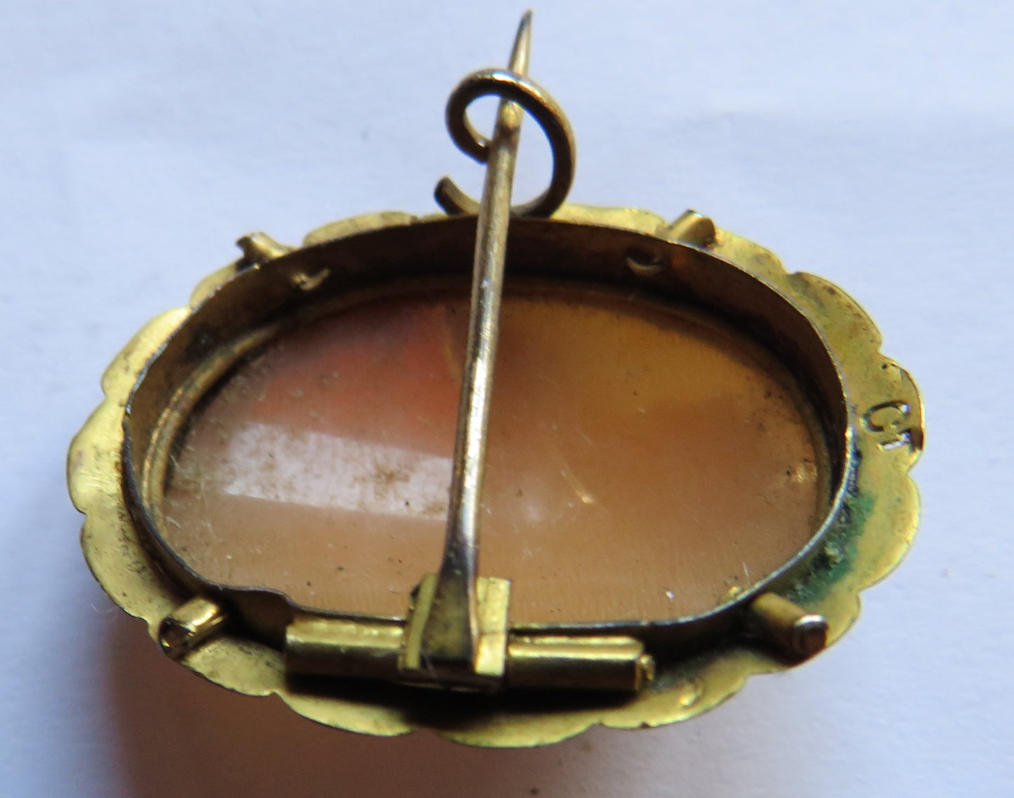 Antique Yellow Metal Ladies Cameo Brooch