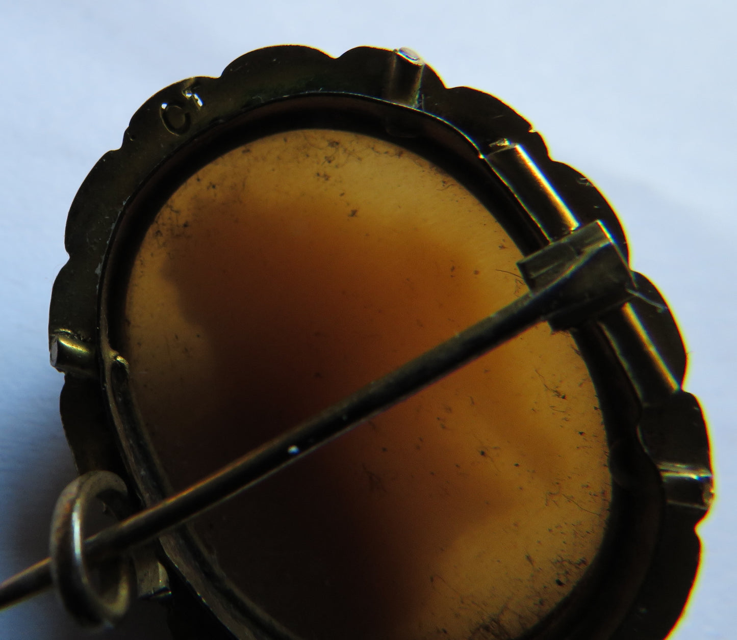 Antique Yellow Metal Ladies Cameo Brooch