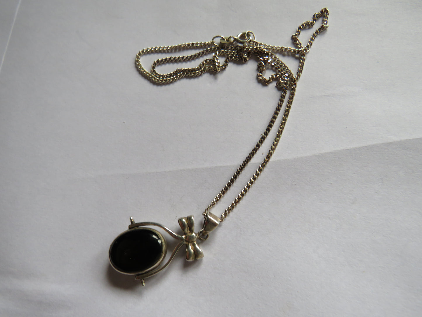 Ladies Sterling Silver Necklace & Pendant With Spinning Black / White Pendant