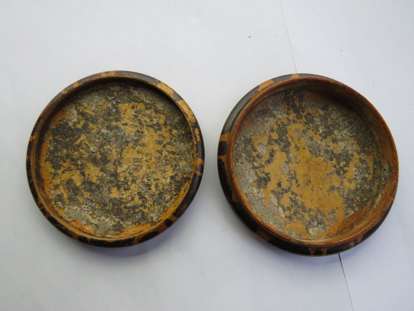 Antique Turned Wood Circular Snuff Box With Motto