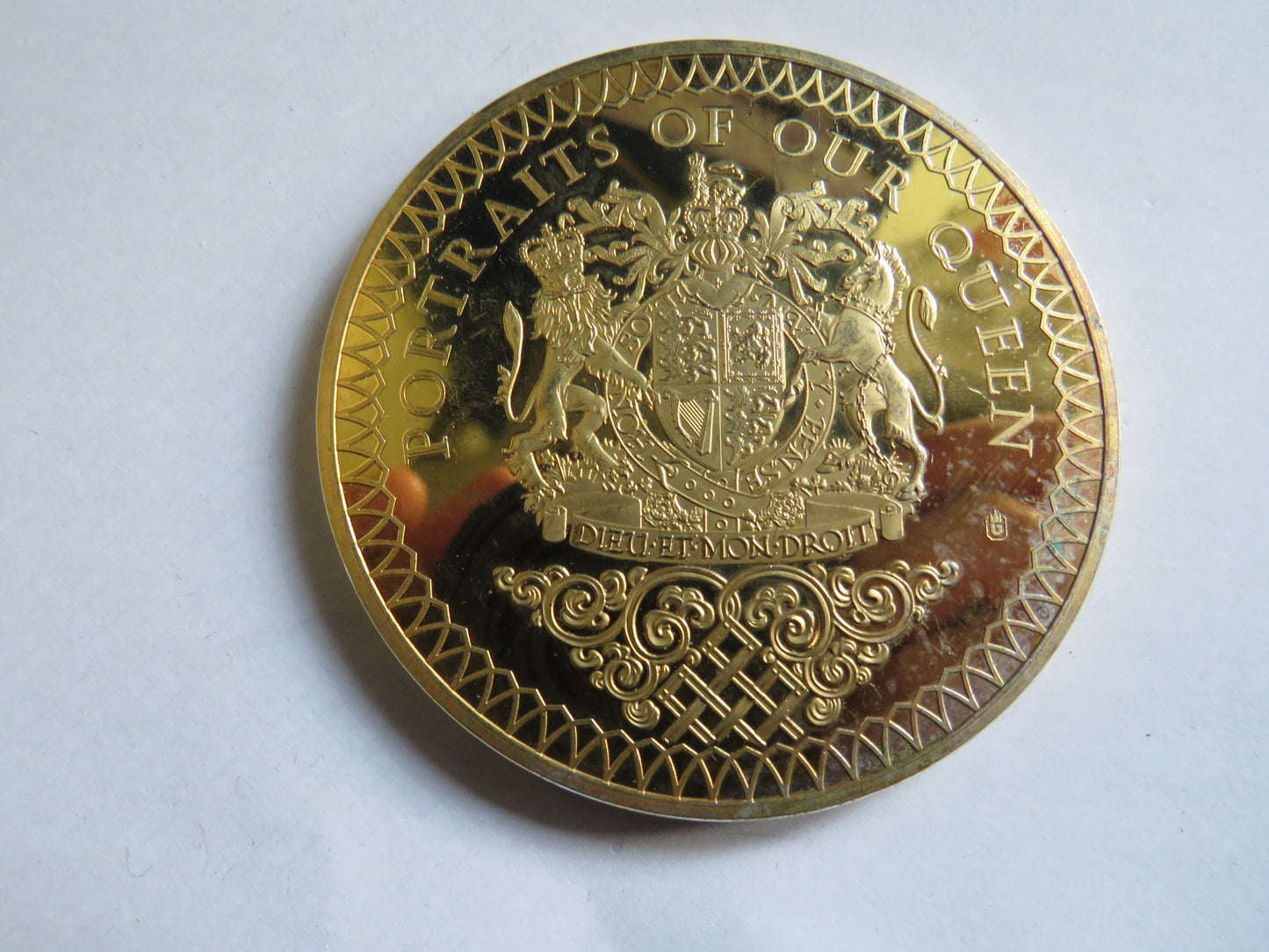 Large Coin Commemorating 1977 Silver Jubilee of HM Queen Elizabeth II Portraits of Our Queen