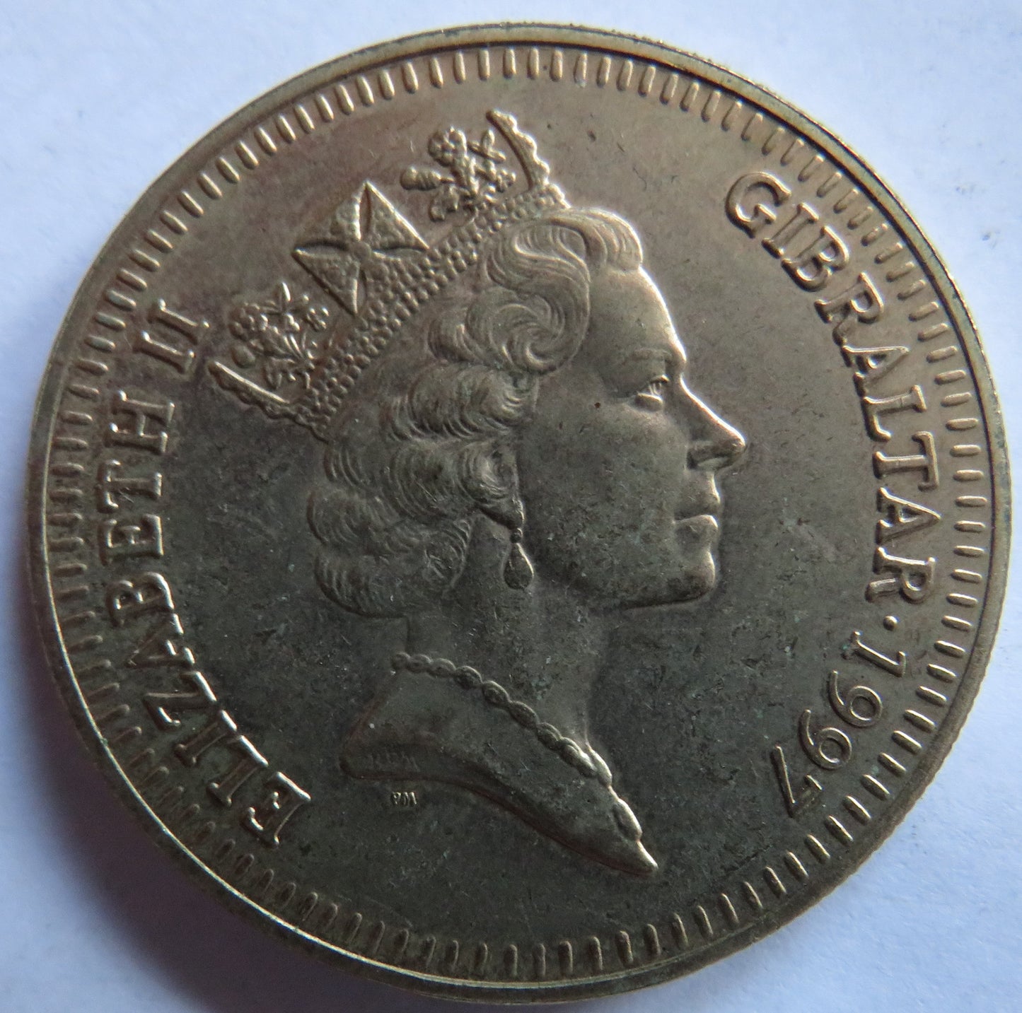 1997 Gibraltar £5 Coin "Amor Vincit Omnia"