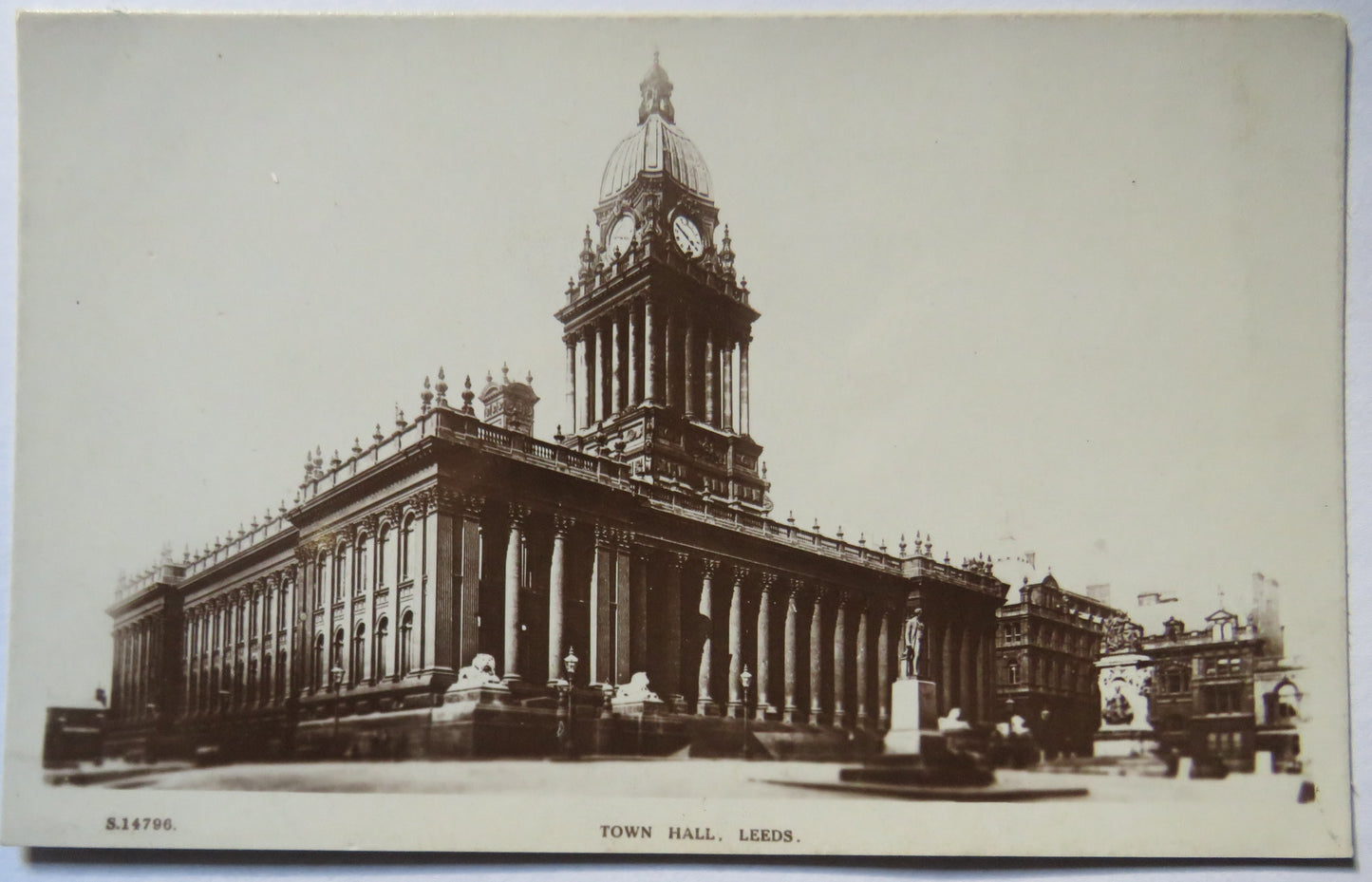 Vintage Postcard of Town Hall, Leeds