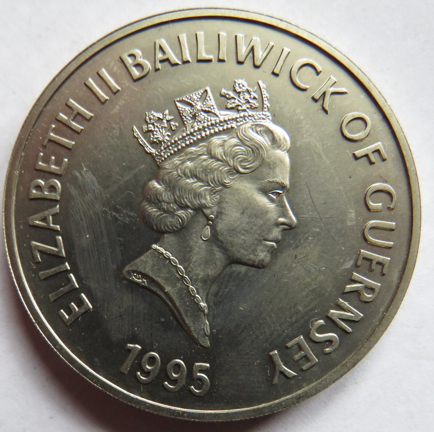 1995 Guernsey £5 Coin Queen Elizabeth The Queen Mother