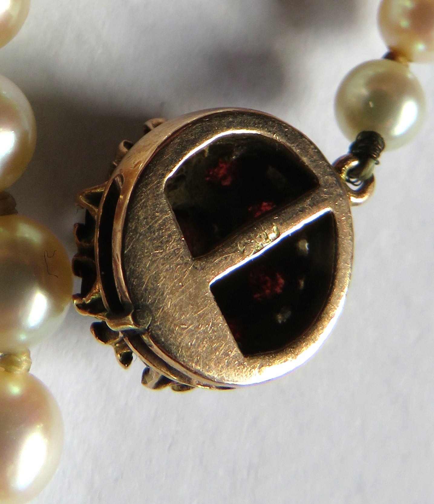 Vintage Ladies Graduated Pearl Necklace With Garnet & Gold Clasp Beautiful Quality
