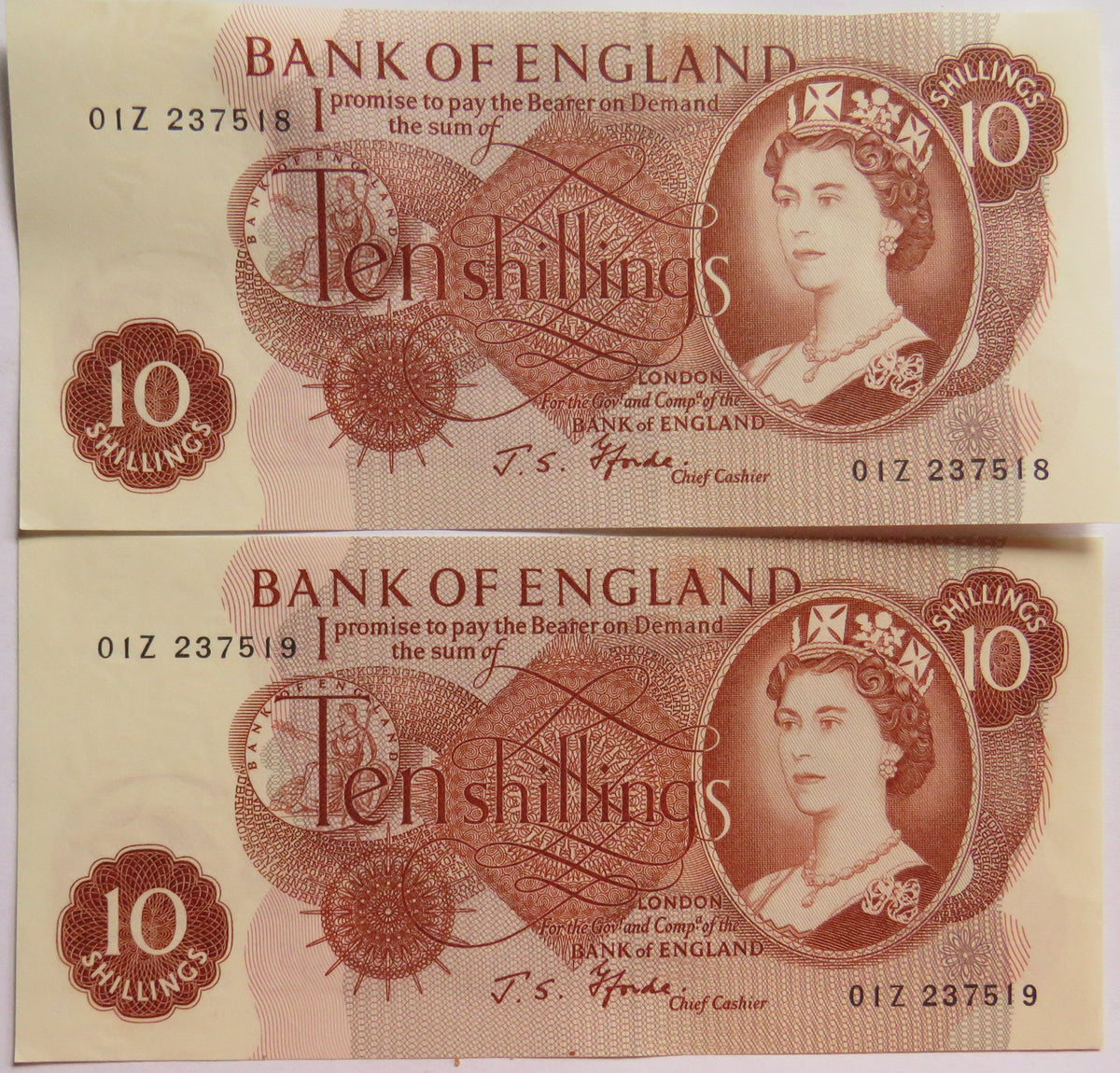 2 Consecutive Bank of England 10 Shillings Banknote 01Z image 1