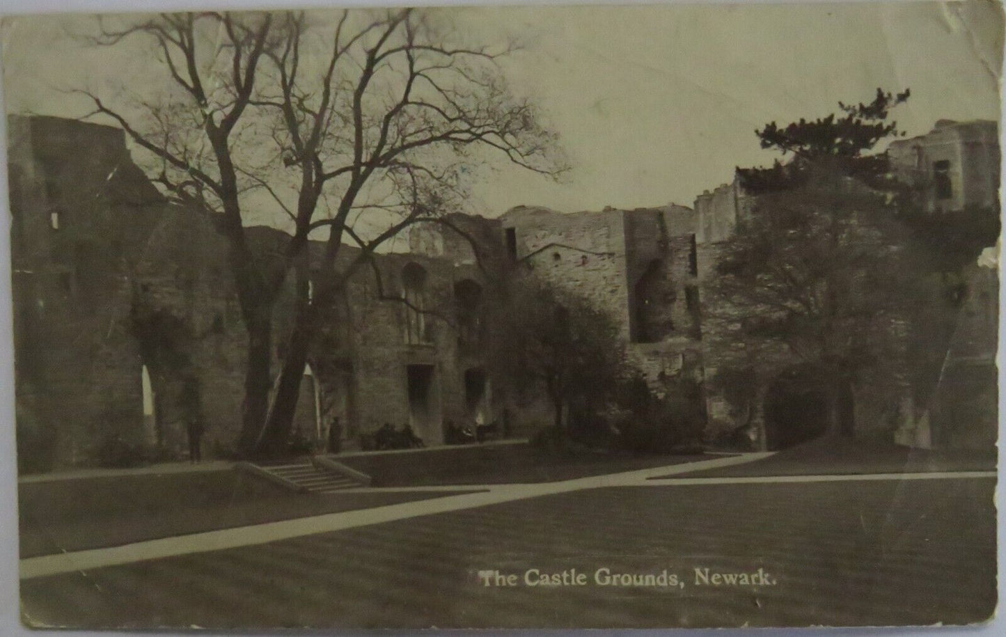 Old Antique Postcard Of The Castle Grounds, Newark - Ref : 1040