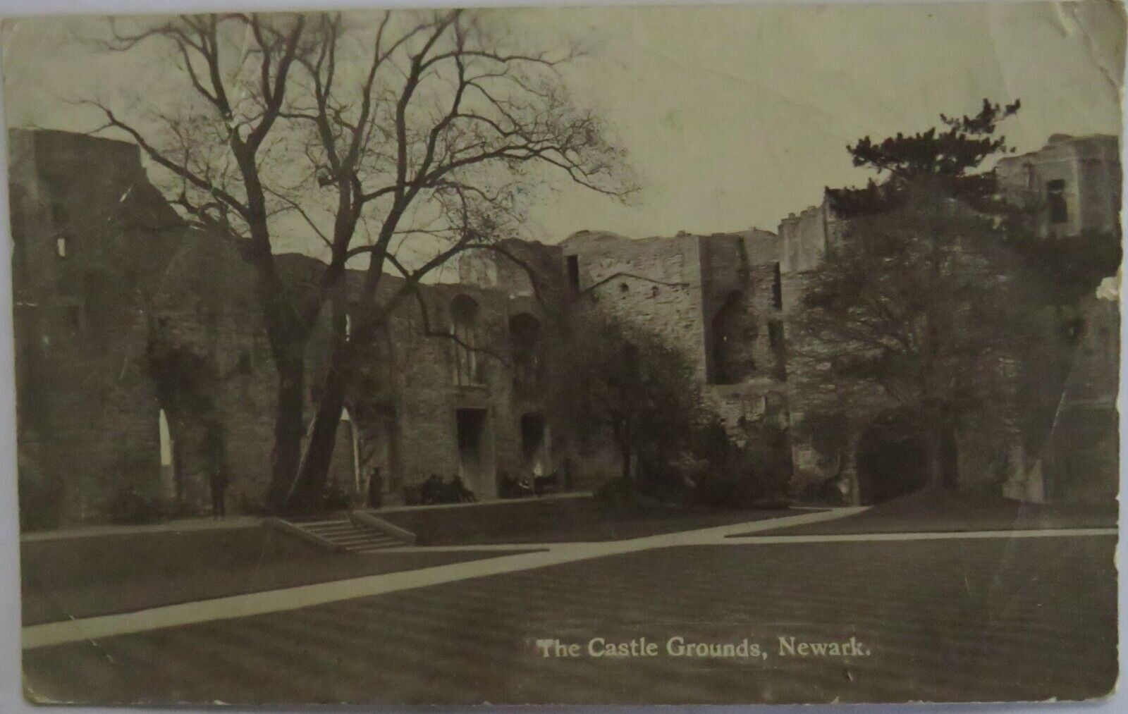 Old Antique Postcard Of The Castle Grounds, Newark - Ref : 1040