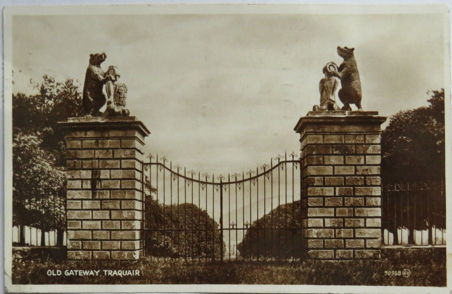 Old Postcard Of The Old Gateway Traquair  -  Ref : 1013