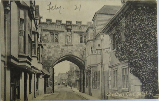 Old Postcard of The Close Gate Salisbury - Ref : 1042