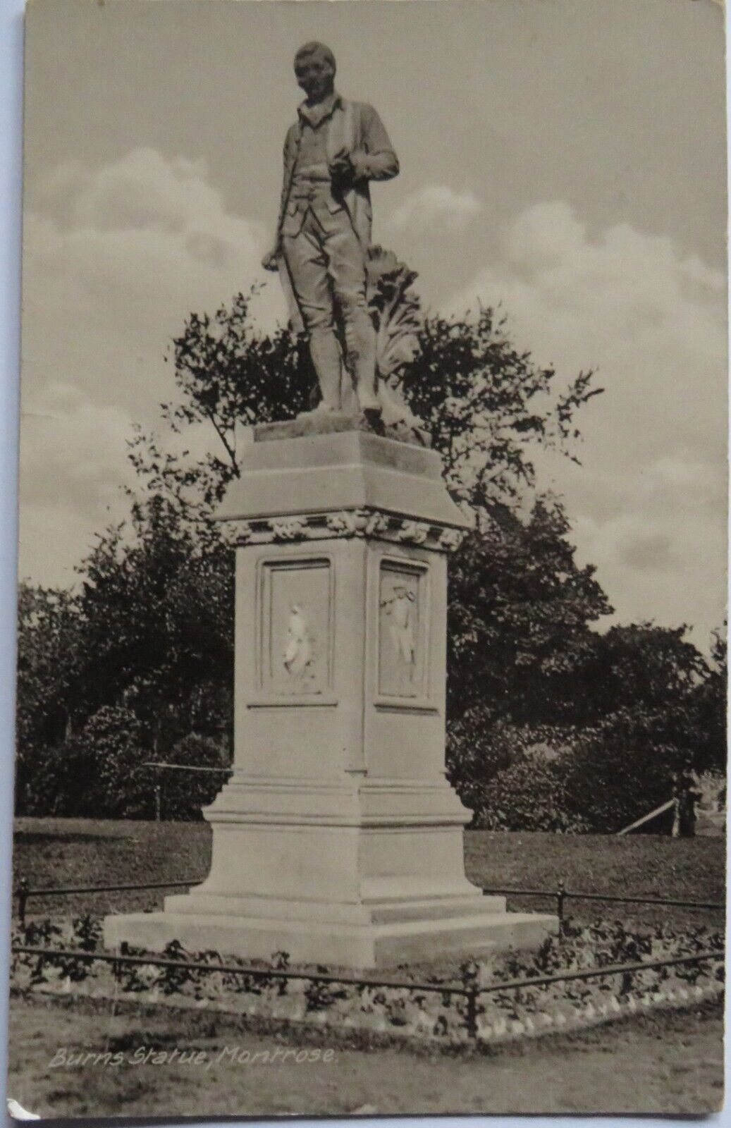 Old Postcard of The Burns Statue Montrose  - Ref : 1035