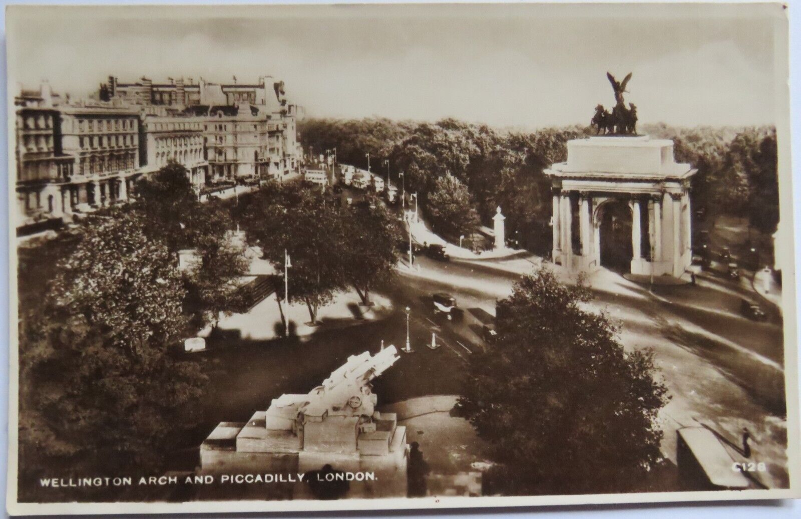 Old Postcard of Wellington Arch and Piccadilly London - Ref : 1035
