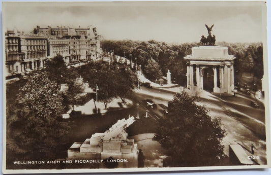 Old Postcard of Wellington Arch and Piccadilly London - Ref : 1035