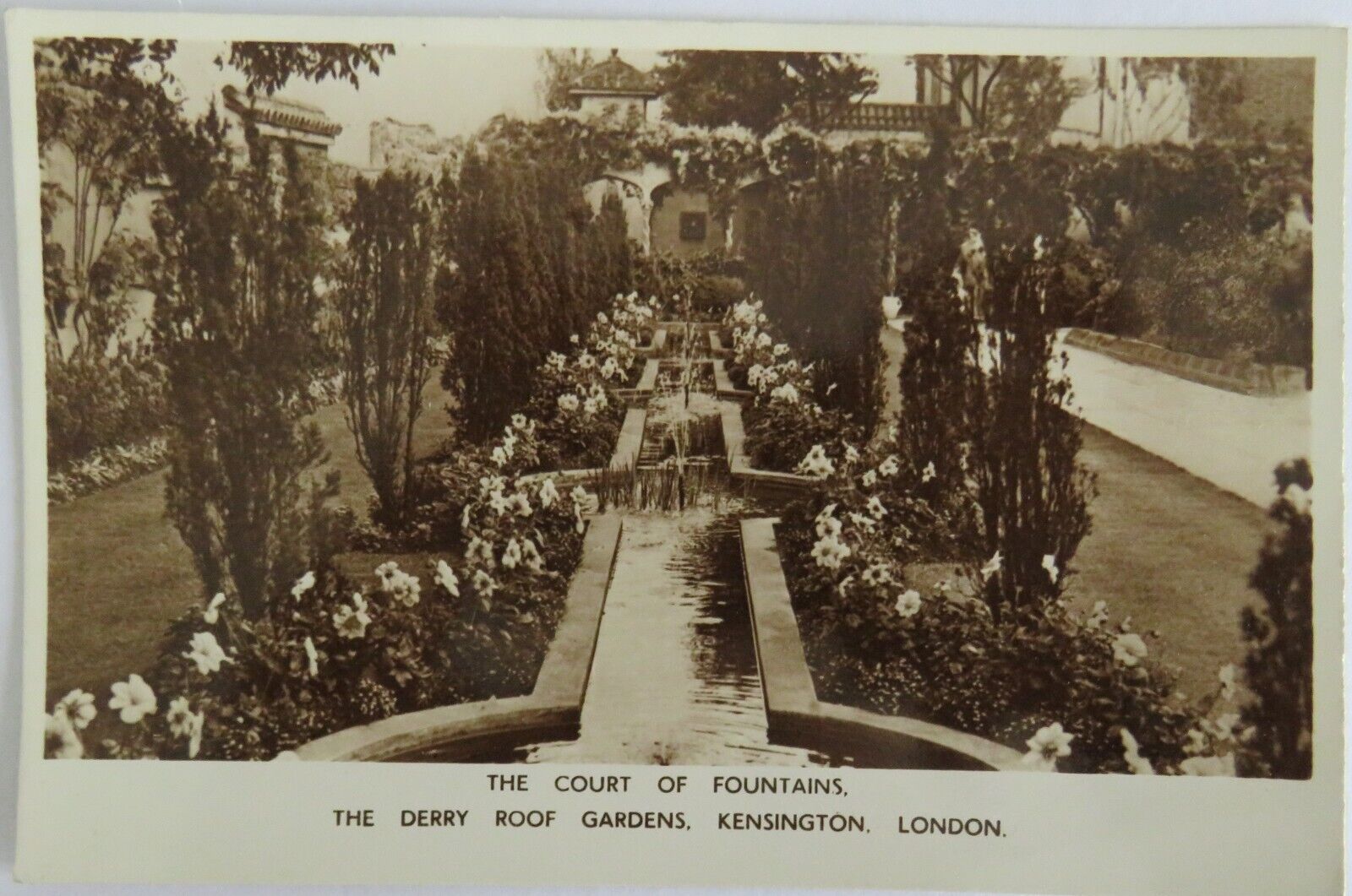 Old Postcard of The Court of Fountains Kensington London  - Ref : 1016