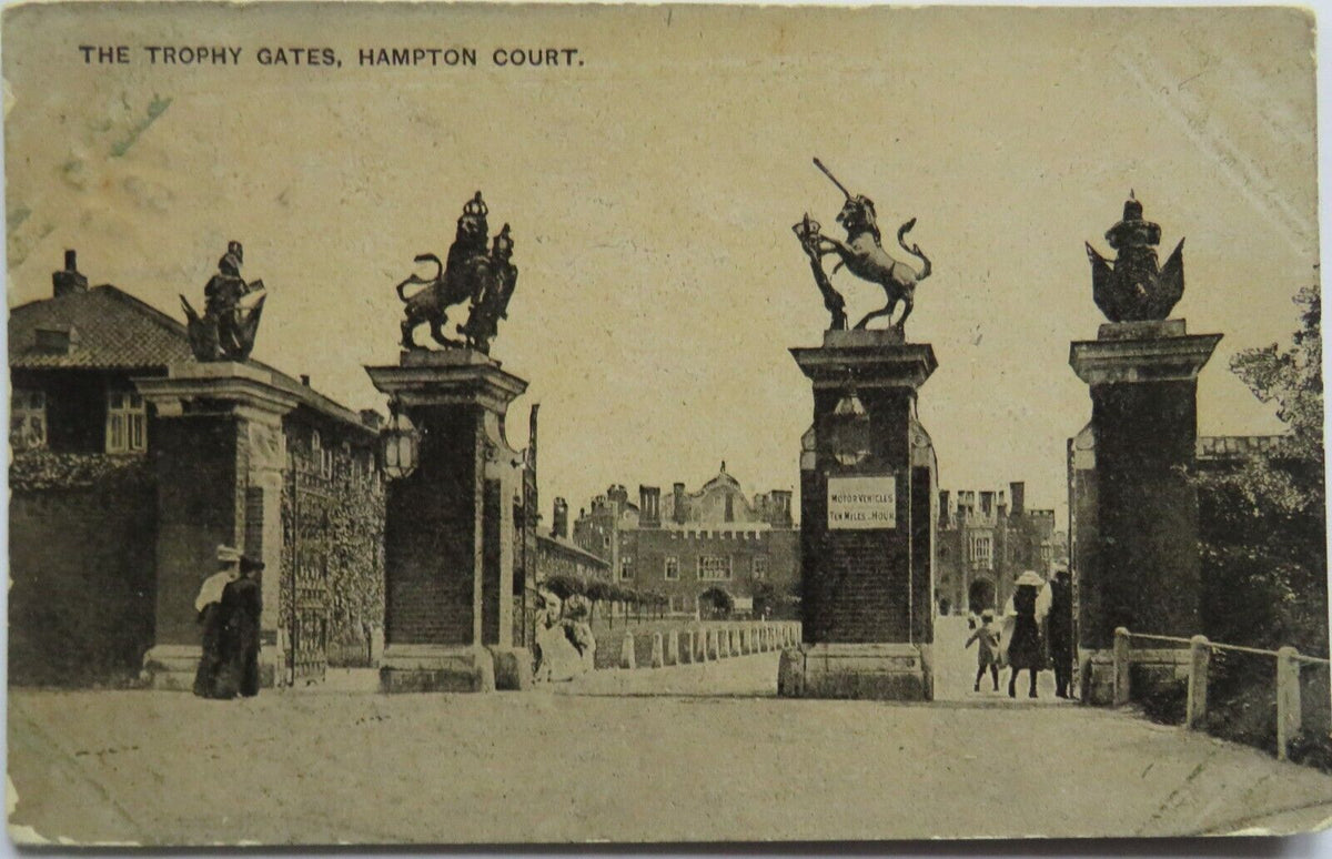Old Postcard of The Trophy Gates, Hampton Court 1907 - Ref : 1033