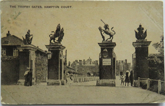 Old Postcard of The Trophy Gates, Hampton Court 1907 - Ref : 1033
