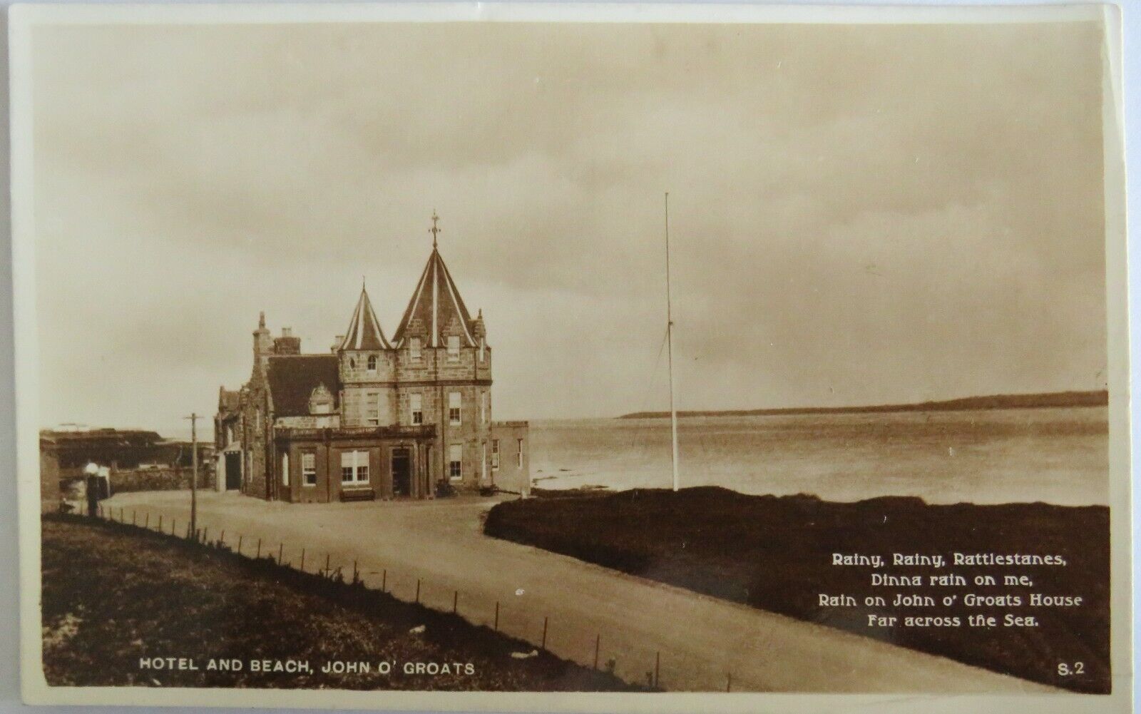 Old Postcard of Hotel and Beach, John O' Groats - Ref : 1027