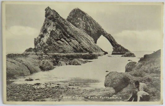Old Postcard of "Bow Fiddlc" Rock, Portknockie -  Ref : 1022