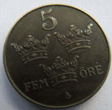 Load image into Gallery viewer, 1946 Sweden 5 Ore Coin
