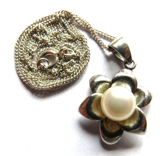 Stylish Ladies Sterling Silver Ladies Necklace & Pearl Pendant In Floral Style