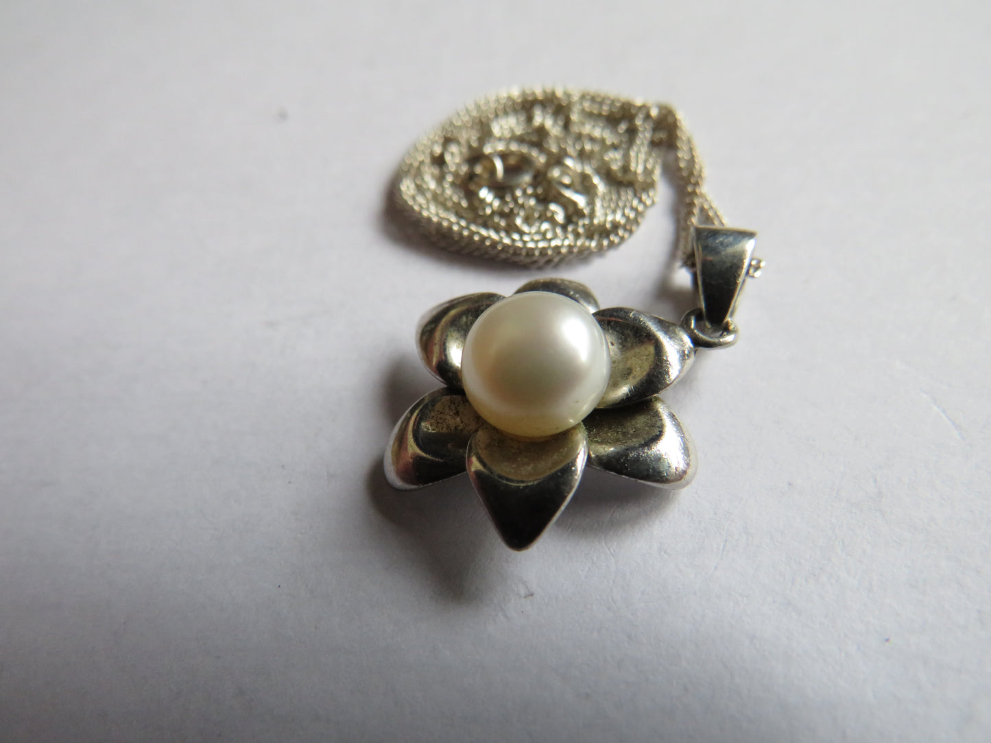 Stylish Ladies Sterling Silver Ladies Necklace & Pearl Pendant In Floral Style