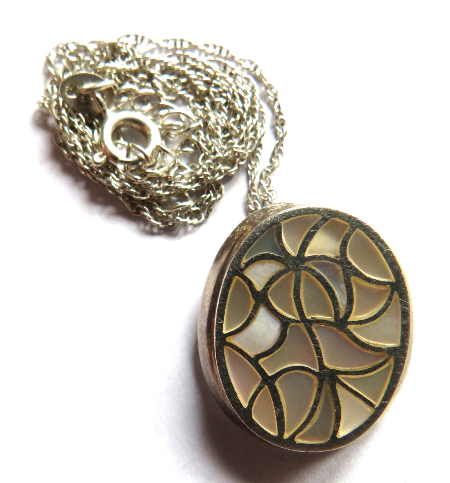 Ladies Sterling Silver Necklace & Silver & Mother of Pearl Pendant