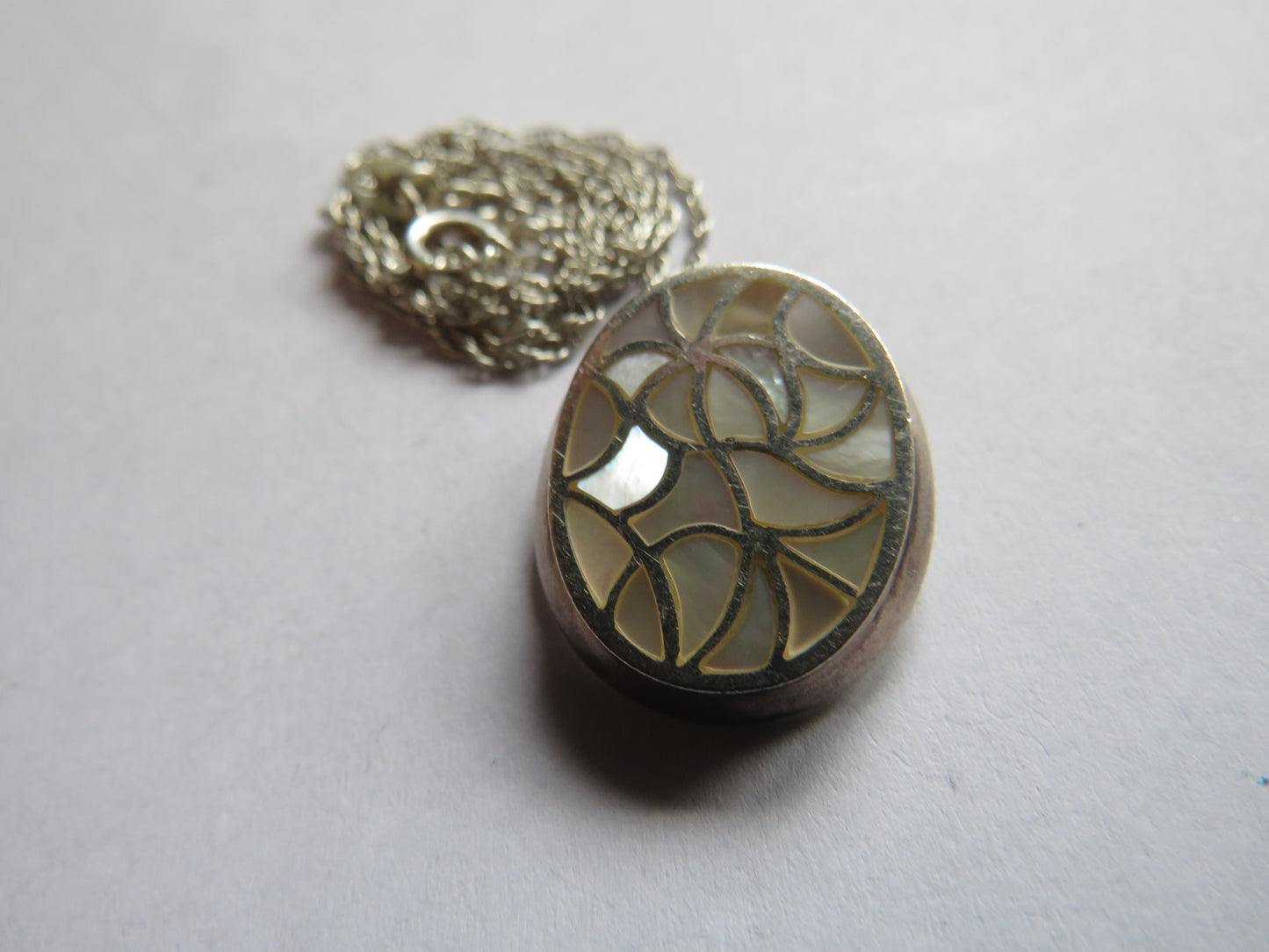 Ladies Sterling Silver Necklace & Silver & Mother of Pearl Pendant