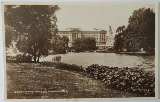 Vintage Postcard of Buckingham Palace, London