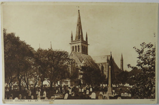 Vintage Postcard of Parish Church, S.E., Gt. Yarmouth