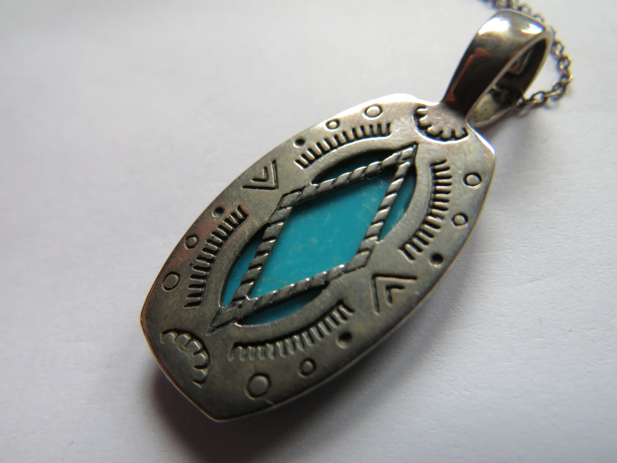Vintage Ladies Sterling Silver & Turquoise Pendant & Necklace