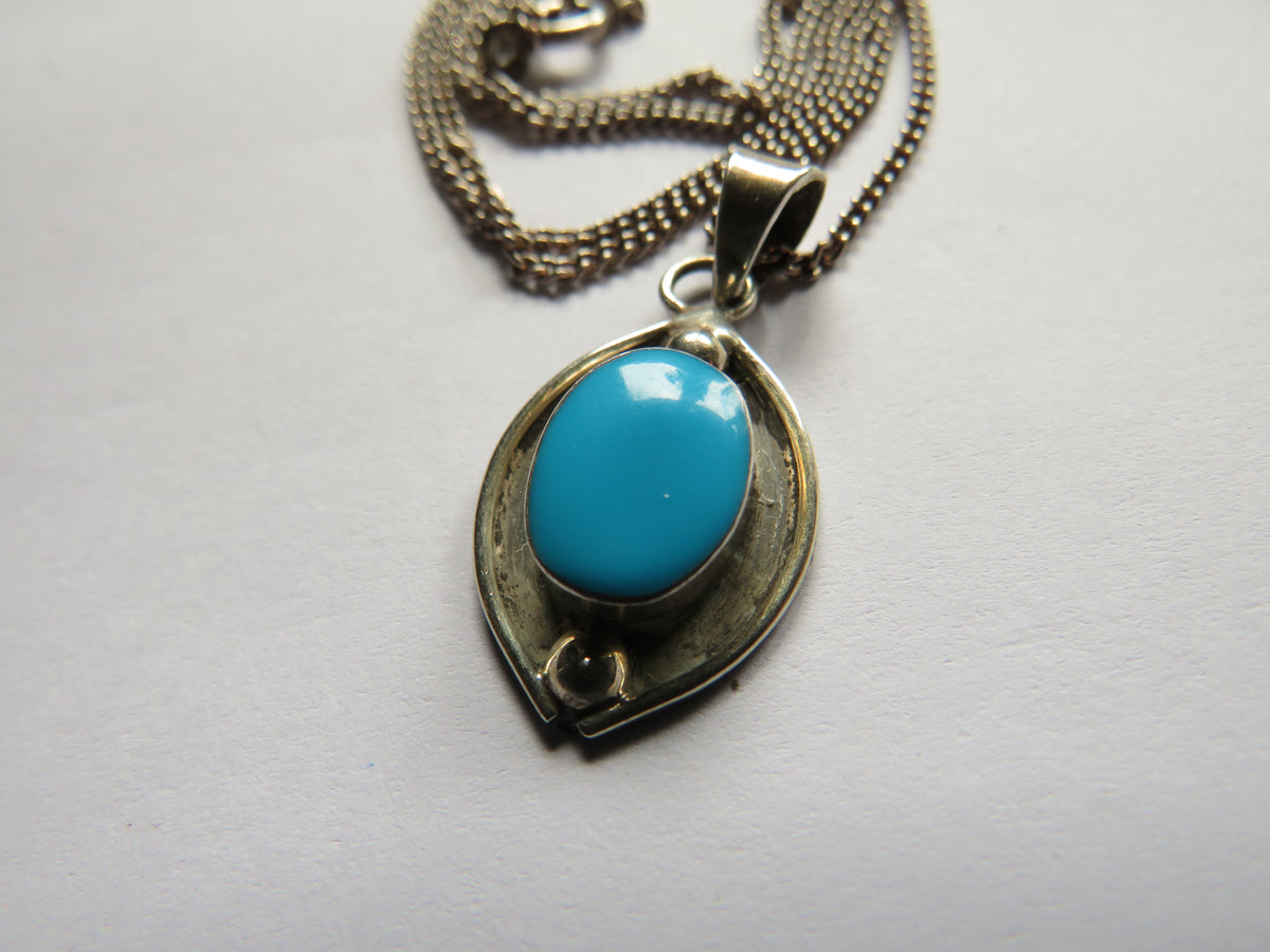 Vintage Ladies Sterling Silver & Turquoise Pendant & Necklace From Mexico