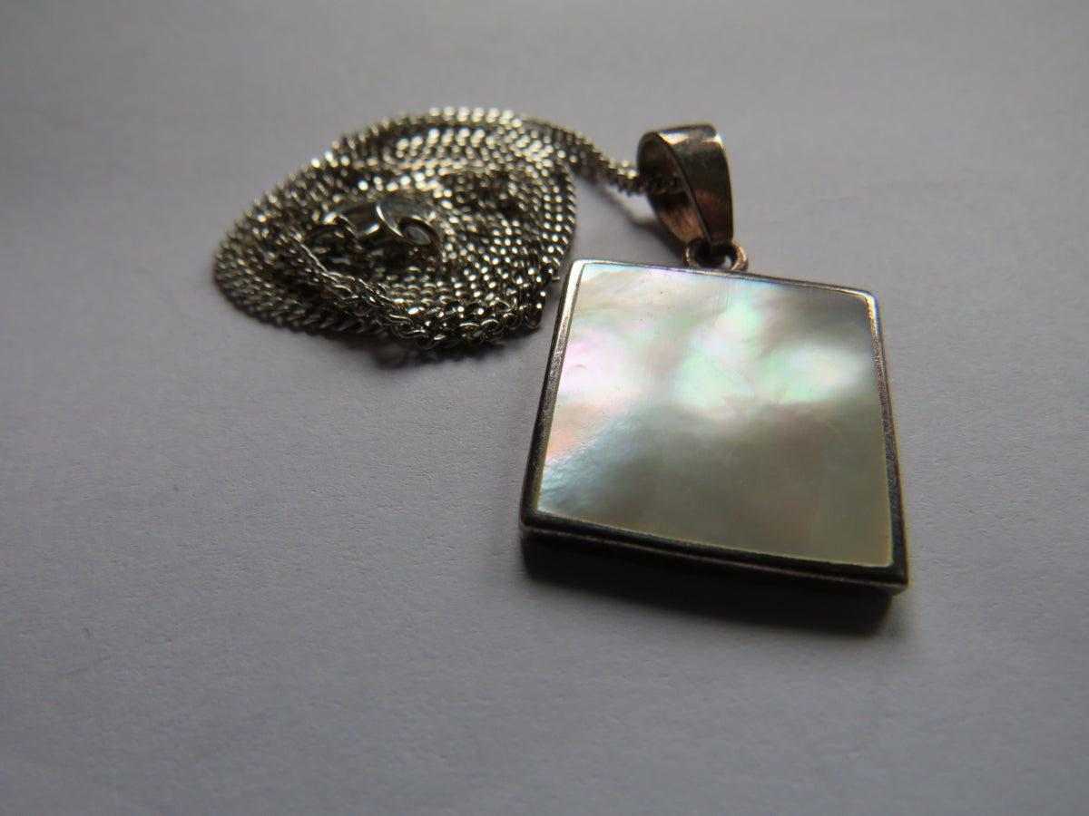 Stylish Sterling Silver Necklace & Mother of Pearl Pendant