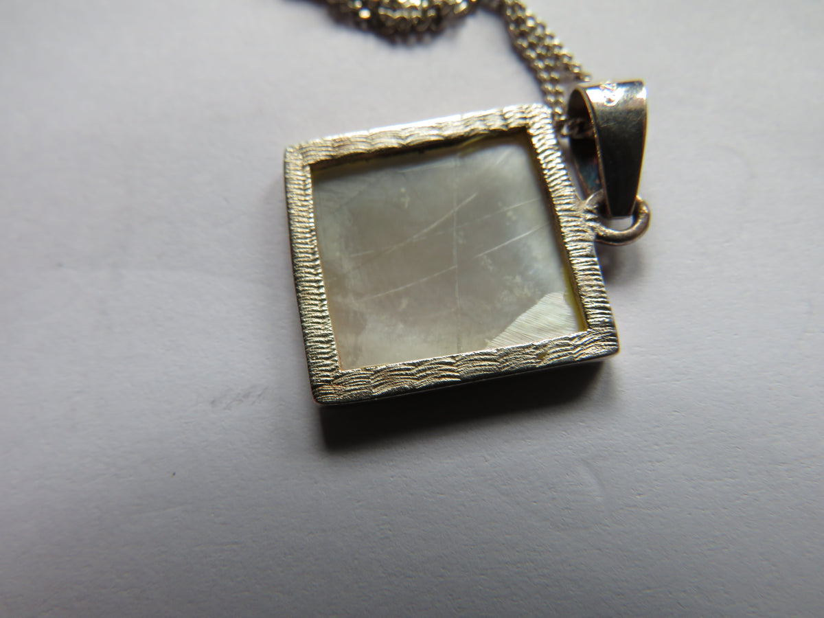 Stylish Sterling Silver Necklace & Mother of Pearl Pendant
