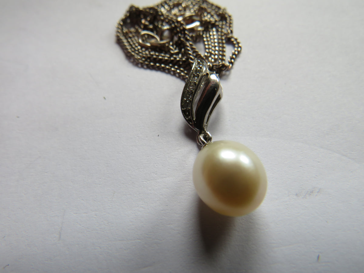 Stylish Ladies Sterling Silver & Peal & Necklace