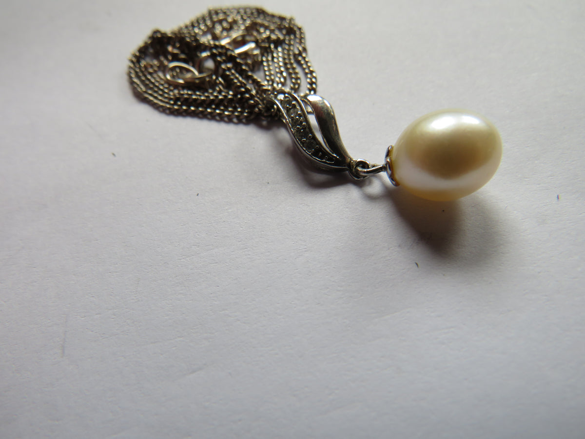 Stylish Ladies Sterling Silver & Peal & Necklace