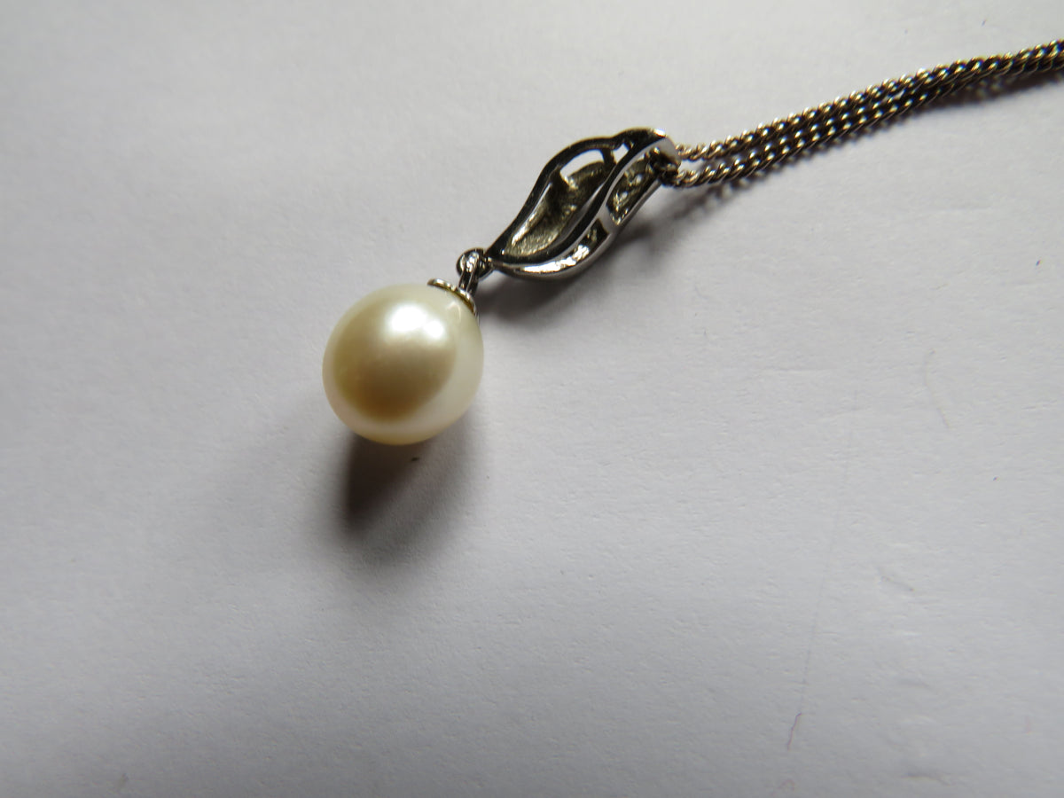 Stylish Ladies Sterling Silver & Peal & Necklace