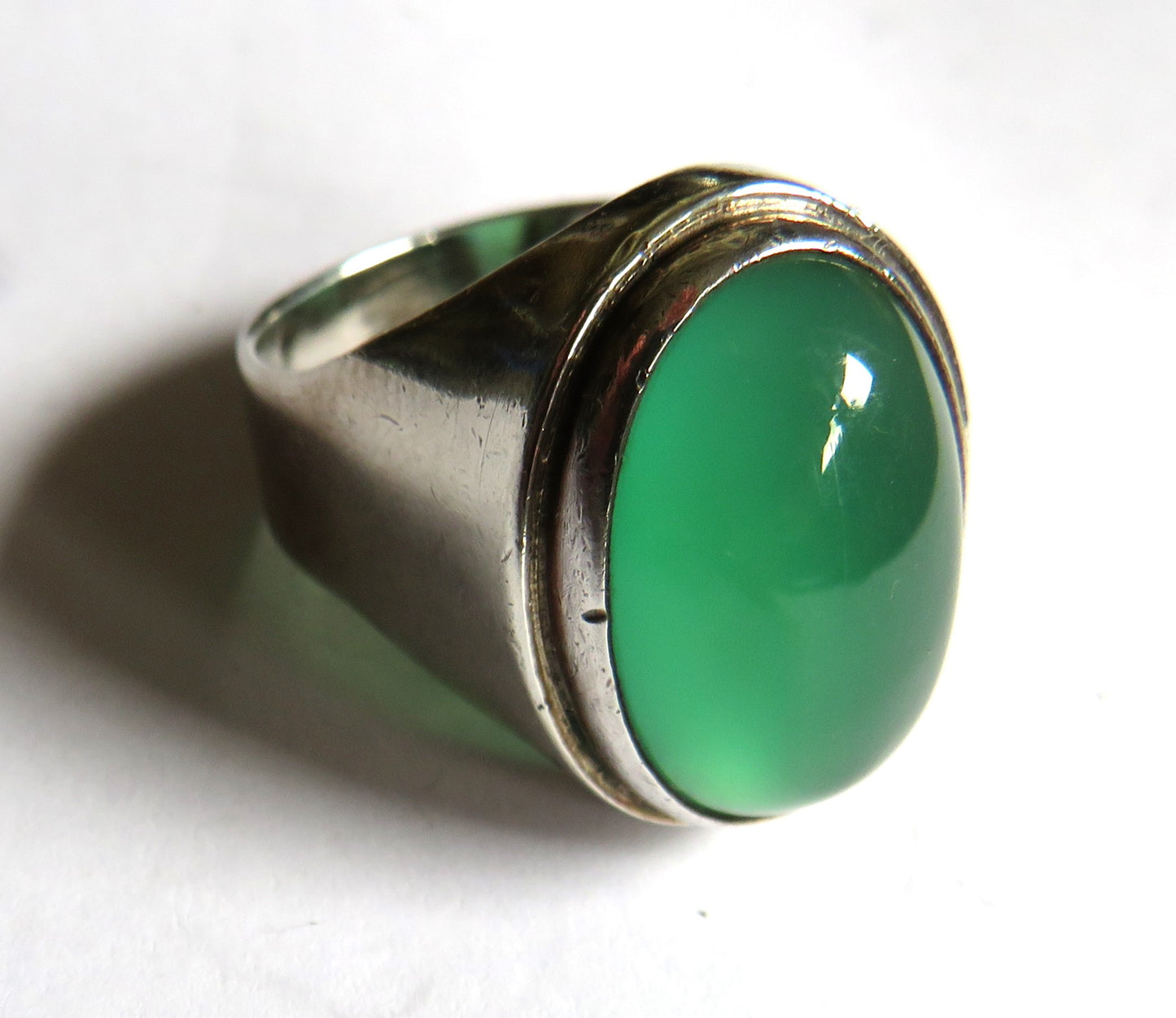 A Good Quality Sterling Silver & Green Stone Chunky Ring UK Size - O