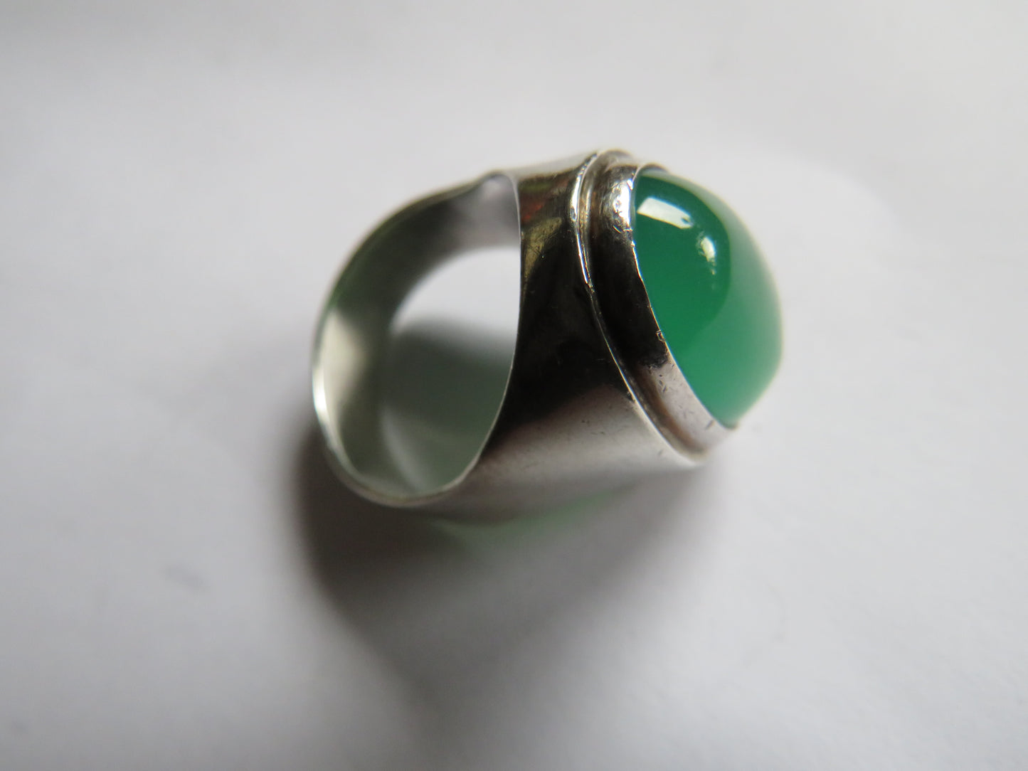 A Good Quality Sterling Silver & Green Stone Chunky Ring UK Size - O