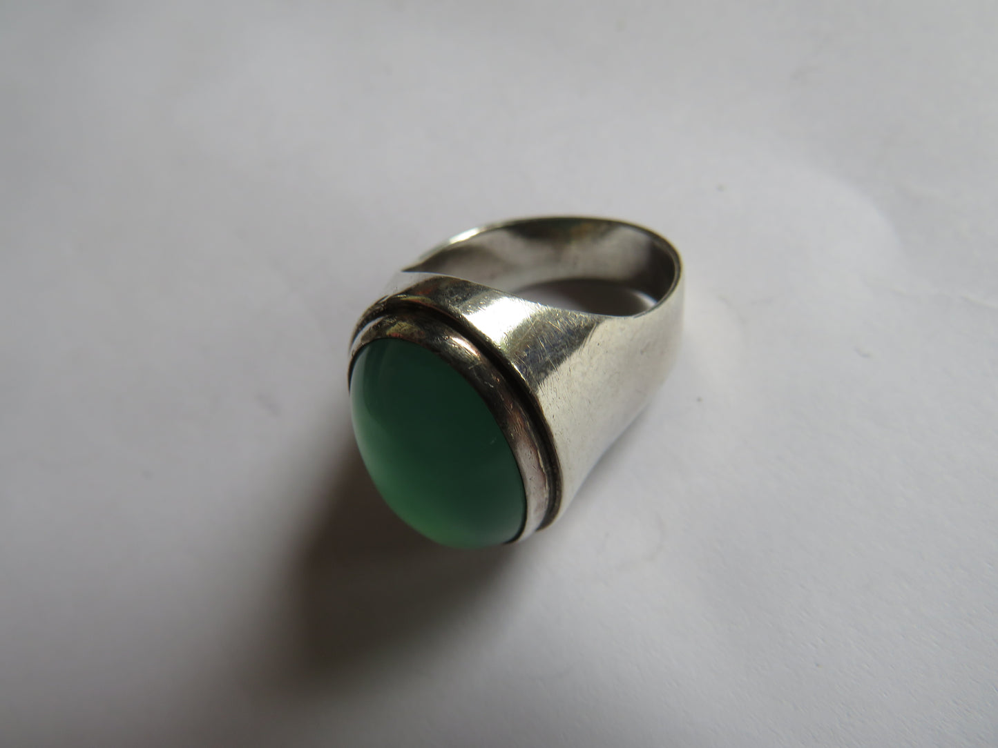 A Good Quality Sterling Silver & Green Stone Chunky Ring UK Size - O