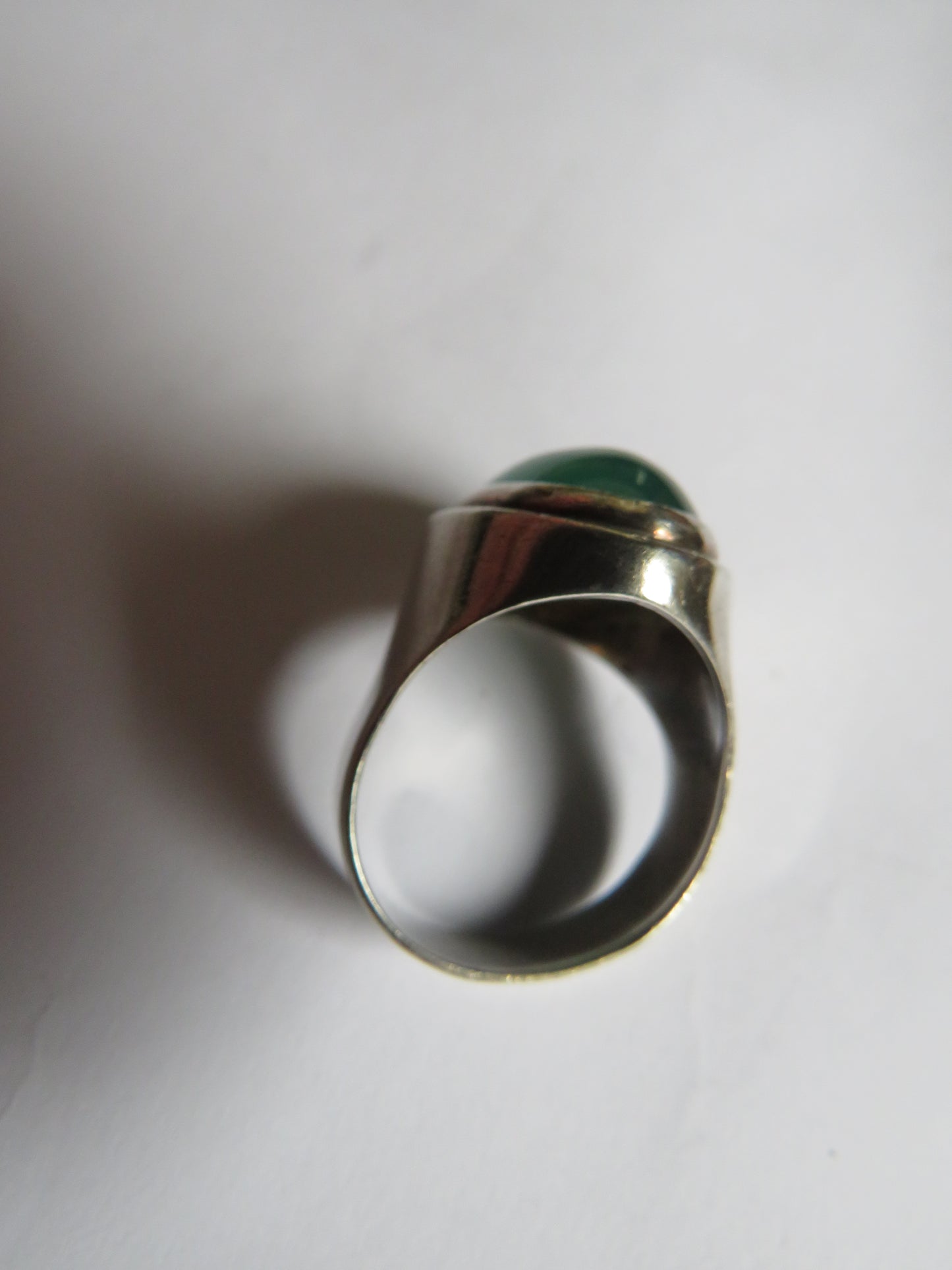 A Good Quality Sterling Silver & Green Stone Chunky Ring UK Size - O